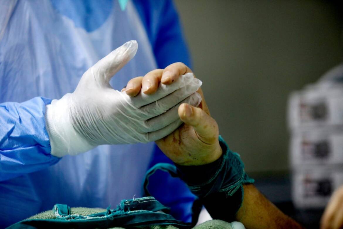 10-Κονταριώτισσα-Covid-19-ασθενής-αφυπνίζεται-από-την-καταστολή-και-σφίγγει-χέρι-του-ιατρού-εντατικολόγου-Κωστή-Ποντίκη.jpg