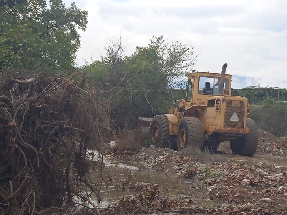 Καθαρισμός φερτών υλικών και αποκατάσταση ζημιών από την βροχόπτωση της 8-10 Οκτωβρίου με τη συνδρομή μηχανημάτων της Περιφέρειας