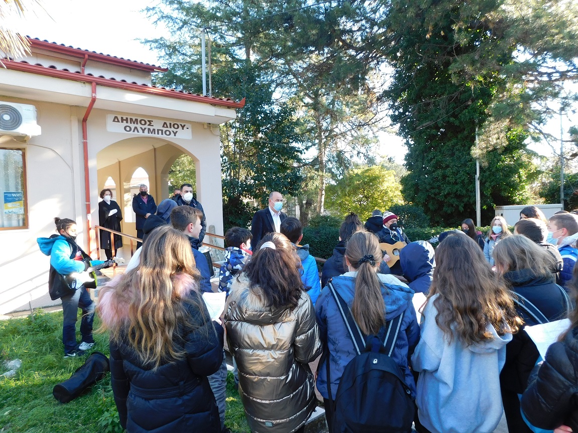 Κάλαντα, μελωδίες και ευχές από μαθητές στον Δήμαρχο Βαγγέλη Γερολιόλιο